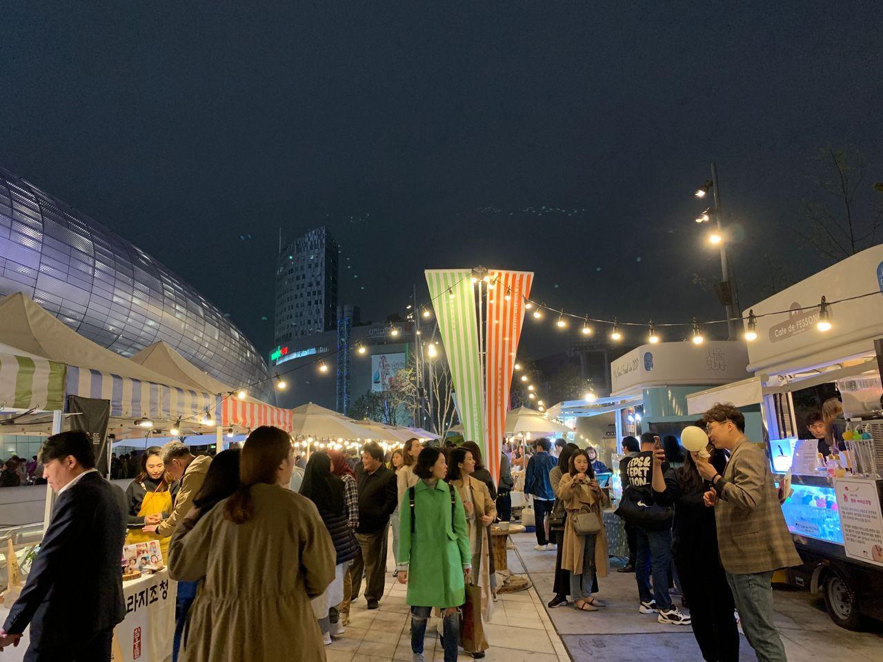 2025 Dongdaemun Night Market Visit! - Enjoy all the attractions from lively DDP night market!